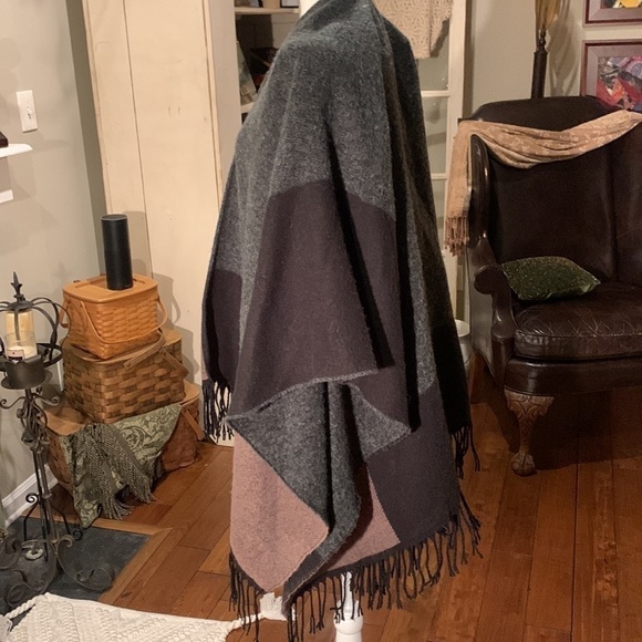 Max Studio cape/ shawl - Picture 3 of 5
